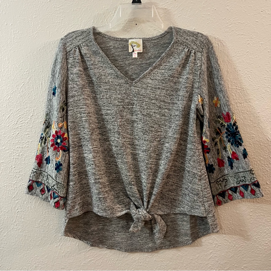 Fig & Flower Gray Knit Blouse Floral Embroidery